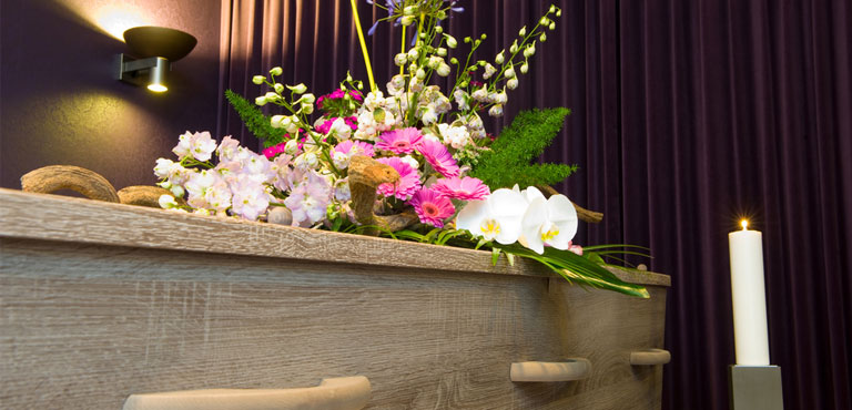 Funeral com coroa de flores