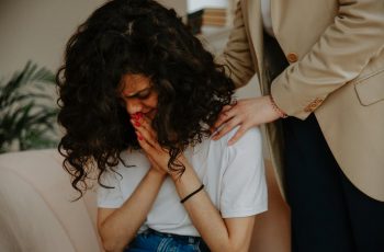 Mulher em luto sendo consolada.