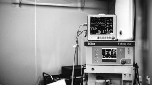 Imagem preta e branca de um equipamento médico