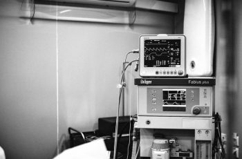 Imagem preta e branca de um equipamento médico