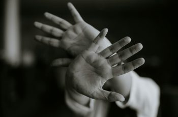 Imagem de uma pessoa esticando as duas mãos