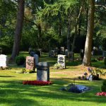 Imagem de um cemitério na luz do dia