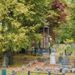 Imagem de um cemitério horizontal na luz do dia