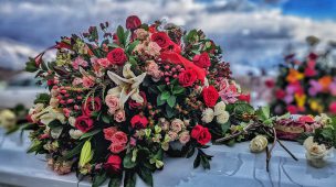 Bouquet de flores em cima de caixão. Foto disponível no Unsplash