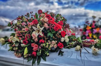 Bouquet de flores em cima de caixão. Foto disponível no Unsplash