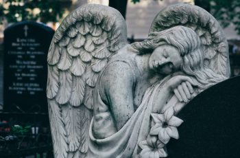 Imagem de uma estátua de um anjo em um cemitério