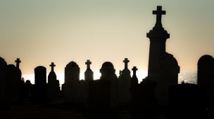 cemiterio sombreado pelo sol, capa do conteúdo sobre famosos que morreram em 2022