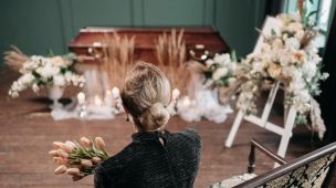 Mulher segurando flores em um velório