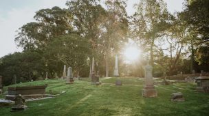 Imagem de um cemitério na luz do sol