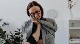 Mulher triste em luto pelo marido.