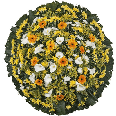 Coroa de flores com gérberas, crisântemos e copos de leite e com uma faixa de homenagem grátis ao centro em diversos tamanhos.