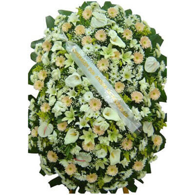Coroa de flores brancas com flores nobres, com faixa de homenagem grátis ao centro em diversos tamanhos.