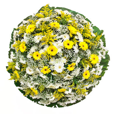 Coroa de flores brancas e amarelas com Crisântemo, Gérberas, Palma de Santa Rita e com uma faixa de homenagem grátis ao centro em diversos tamanhos.